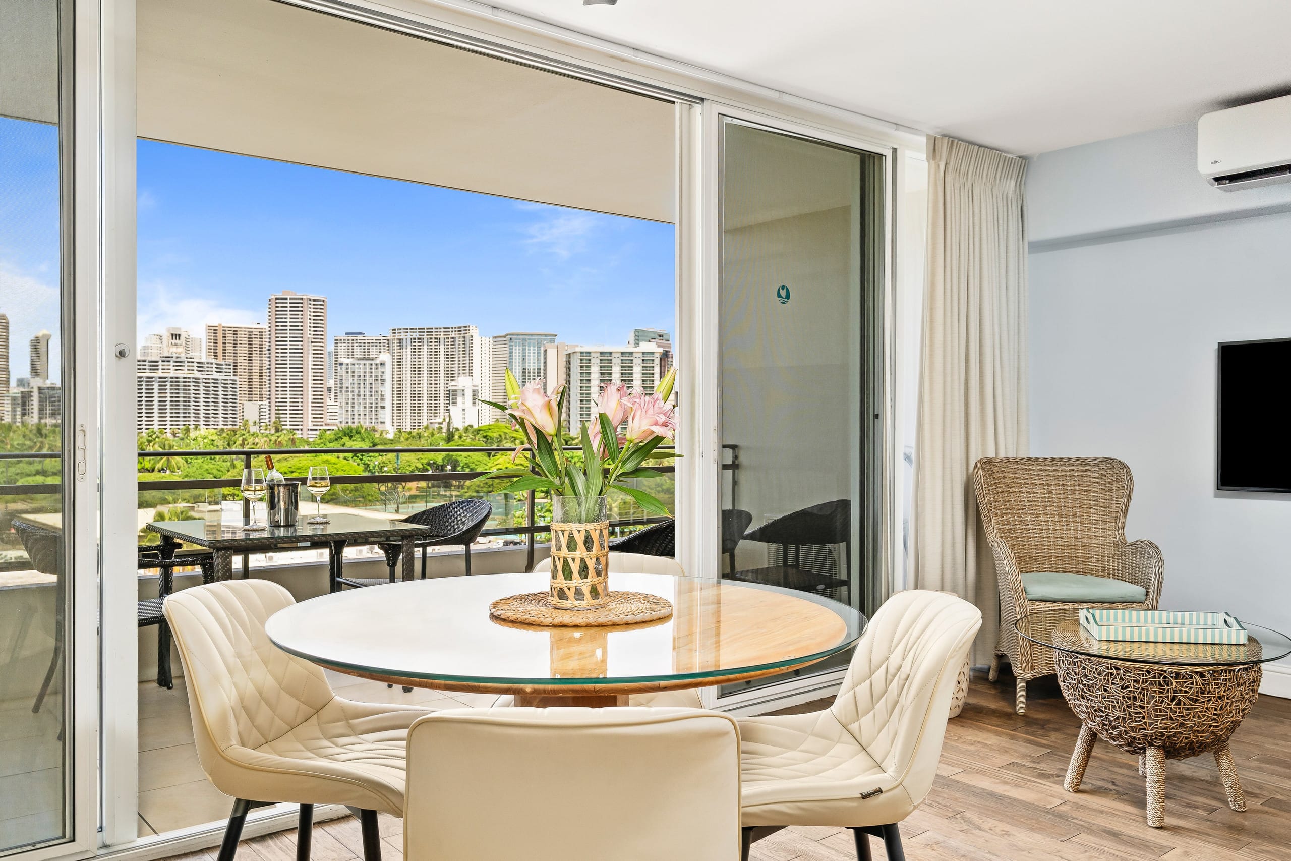 Condo in Honolulu · ★4.65 · 2 bedrooms · 4 beds · 1 private bath - Image 9
