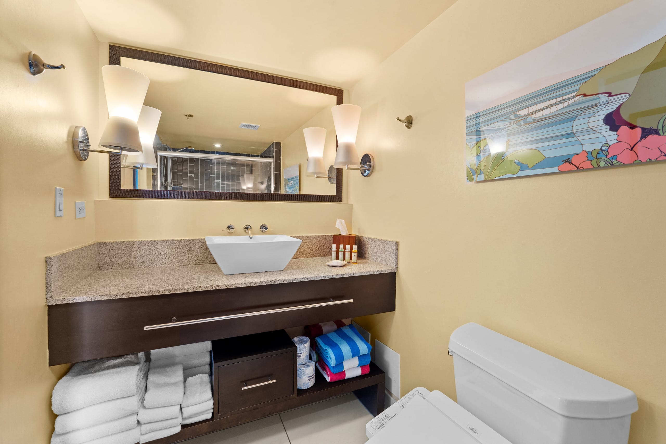 Condo in Honolulu · ★4.65 · 2 bedrooms · 4 beds · 1 private bath - Image 16
