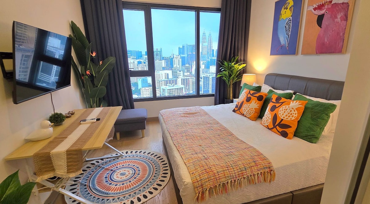 Гледайки към двадесетте кули, KL Tower и KL118 ( втората най - висока кула в света) от прозорците на големите спални.