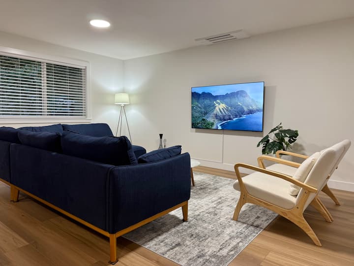 Პლუშის დასაჯდომი ადგილი Samsung-ის 65-დუიმიანი სმარტ-ტელევიზორით თქვენი სიამოვნებისთვის