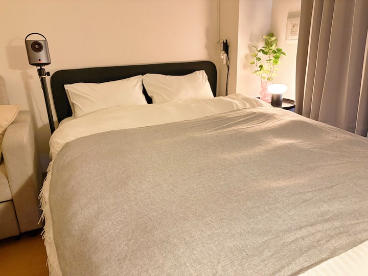 Krevati kryesor ka një madhësi dopio me hapësirë të bollshme.Pusho rehat duke përfituar gjithashtu nga ndriçimi i tërthortë.Pranë krevatit ka një prizë elektrike dhe një portë USB.