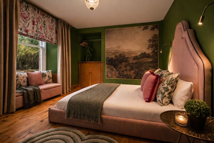 Flexible sleeping arrangements for families and groups