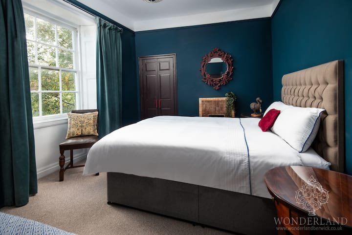 ¿Listo para una carrera de caucus? ¡Esta habitación de color azul intenso celebra el encuentro de Alicia con el dodo! Una lujosa cama capitoné garantiza un descanso nocturno brillante, lejos de cualquier lágrima. Busca a nuestra mascota Dodo: ¡está lista para animar tu próxima aventura!