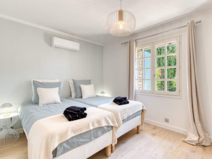 Deux lits individuels, ambiance provençale douce. Dressing fonctionnel. Accès salle bain commune. Climatisation complète, Wi-Fi. Chambre accueillante pour famille ou amis.