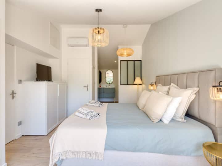 Notre masteroom dispose d'un lit king-size enveloppant, TV, salle de bain privative et terrrasse privée. Luminaires design, climatisation complète et Wi-Fi. Cette chambre reflète le charme authentique de la Provence avec tout le confort moderne.