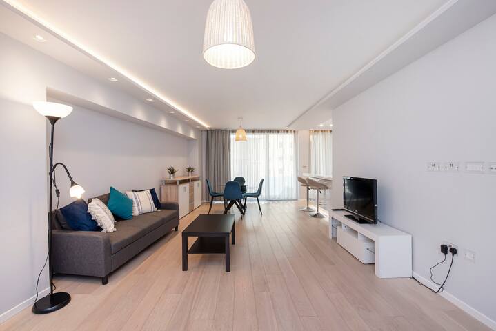 Big and Bright London Bridge gallery image 2