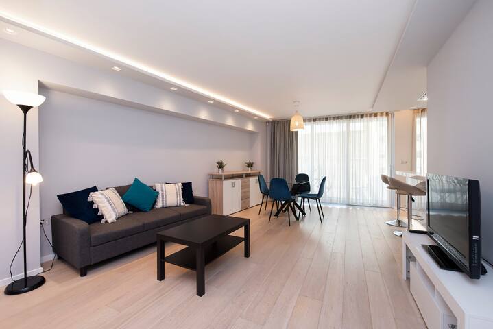 Big and Bright London Bridge gallery image 3