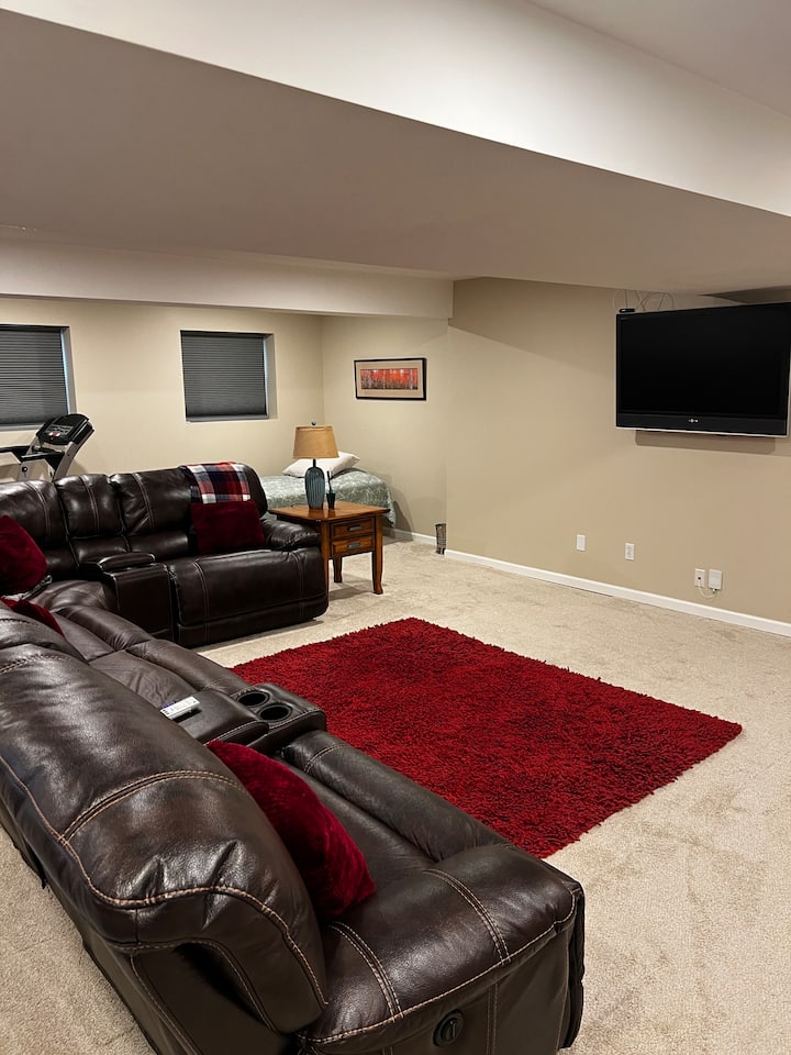 Private Basement In Overland Park -No Full Kitchen - Kansas City, MO