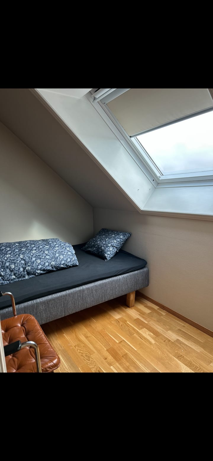 Spálňa so 120 cm širokou posteľou.