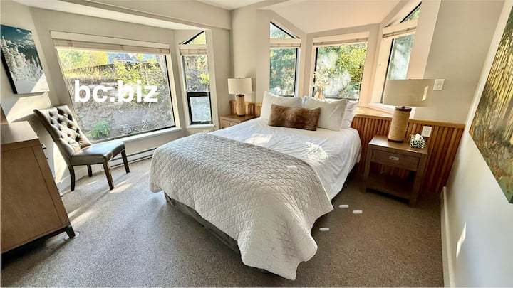 Best Whistler Rentals u Blackcomb Gondoli nudi pogled na padine planine Blackcomb iz spavaće sobe. Provjerite koliko je ljudi na skijalištima dok ležite u udobnom bračnom krevetu.  Vaša pustolovina započinje ovdje.  