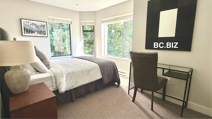 Best Whistler Rentals u Blackcomb Gondoli nudi pogled na padine planine Blackcomb iz spavaće sobe. Provjerite koliko je ljudi na skijalištima dok ležite u udobnom bračnom krevetu.  Vaša pustolovina započinje ovdje.  