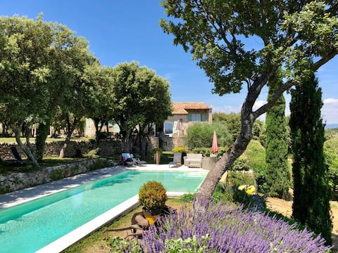 Authentic stone mas with stunning views of Luberon