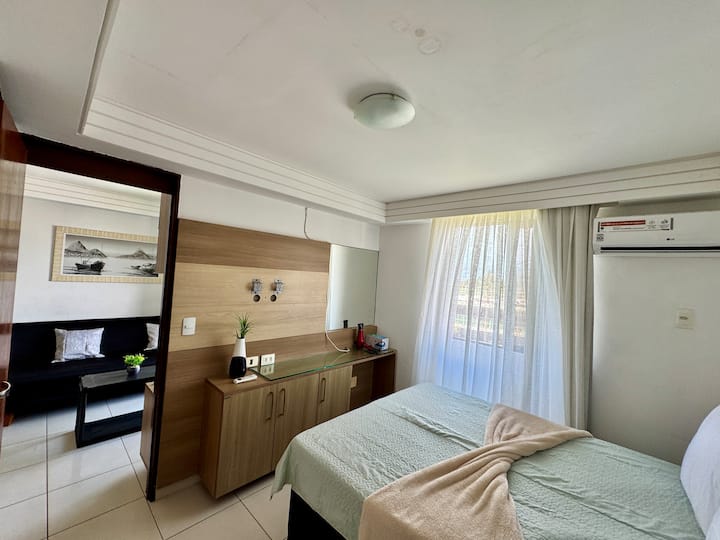 Habitación acogedora y acogedora con vista al mar, aire acondicionado y cama doble