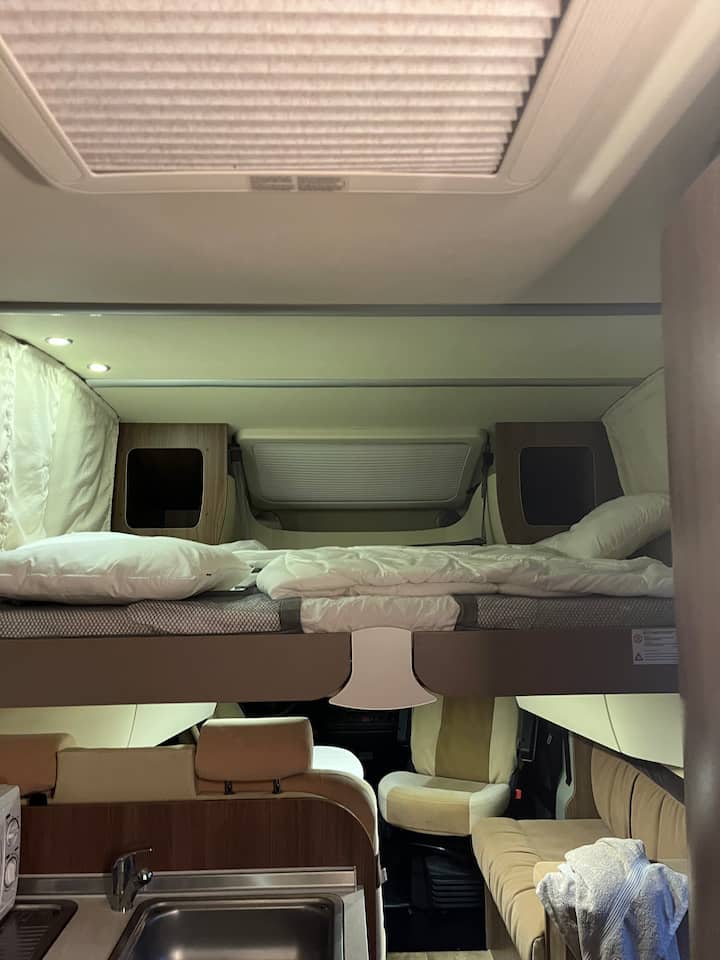 يمكن خفض السرير بسهولة ويمكن الوصول إليه عن طريق سلم. حجم مناسب لشخصين. 