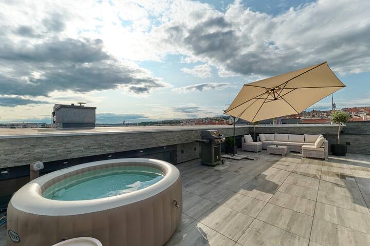 Luxury rooftop jacuzzi | AC | near center +parking gallery image 3
