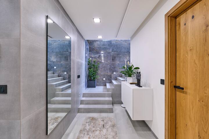 Luxury rooftop jacuzzi | AC | near center +parking gallery image 5