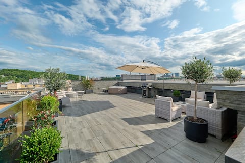 Luxury rooftop jacuzzi | AC | near center +parking