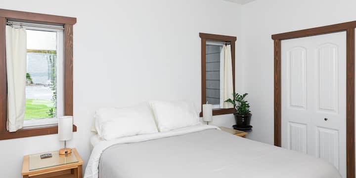 Sekundárna spálňa: veľká manželská posteľ a pracovný priestor s výhľadom na oceán.