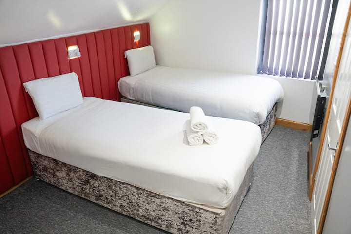 -Liverpool Themed Room - Madrid! Sleeps 3 - Liverpool