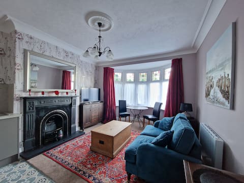 Top performing Airbnb: Ground Floor Flat, everything in walking distance. in Mostyn, Penrhyn, Tudno, Craig Y Don, Gogarth