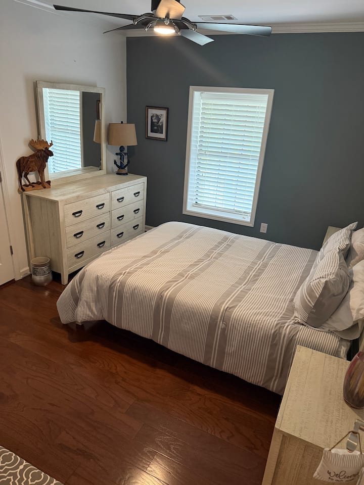 Vlastná spálňa na terase s pohodlným matracom z pamäťovej peny! Je to vlastná kúpeľňa s inteligentným televízorom