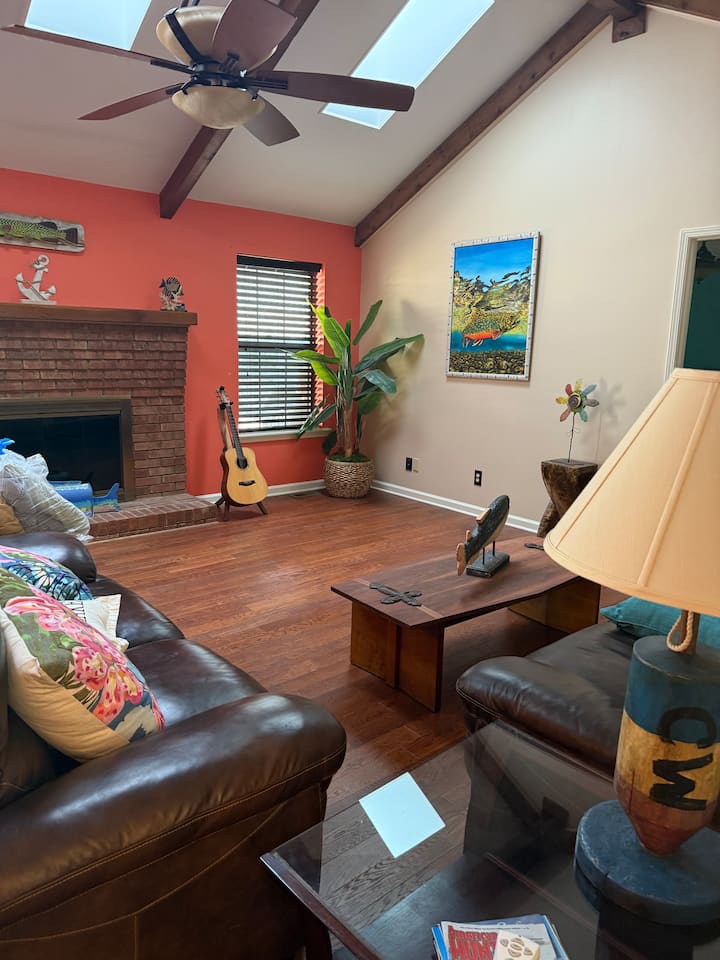 Obývacia izba na hlavnom poschodí na spoločenské akcie, hudbu alebo na vychutnanie si krásneho dreveného krbu počas zimných nocí