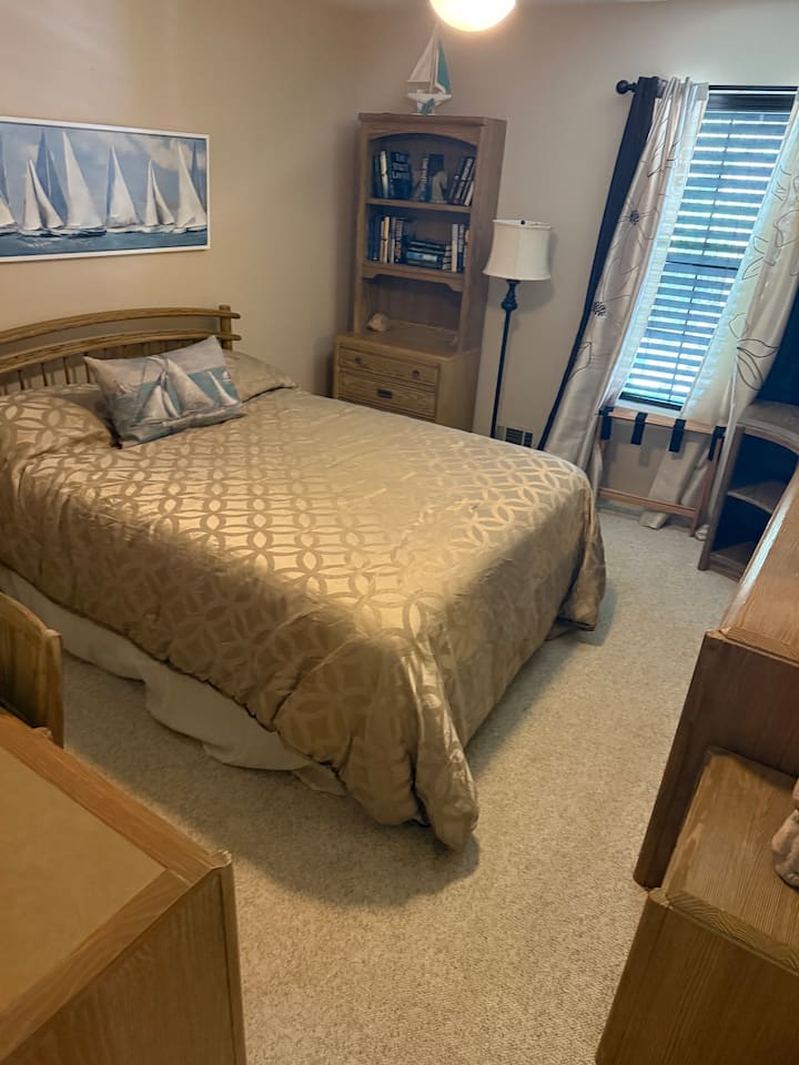 Spálňa s pohodlnou manželskou posteľou, vyhradeným stolom/pracovným priestorom a dostatočným priestorom na uloženie oblečenia