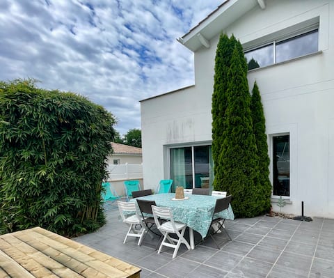 Bordeaux, ocean and vineyards