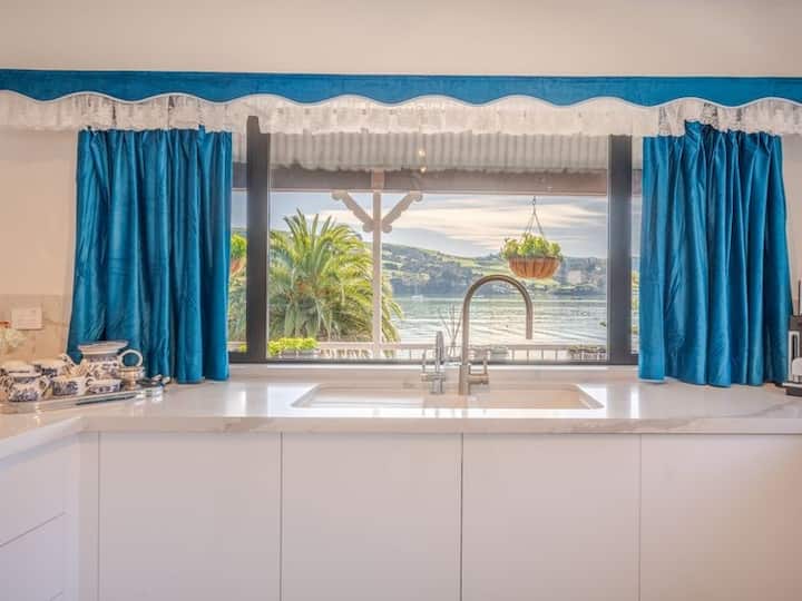 Maison De Mei / French-inspired Sea View Apartment - Akaroa