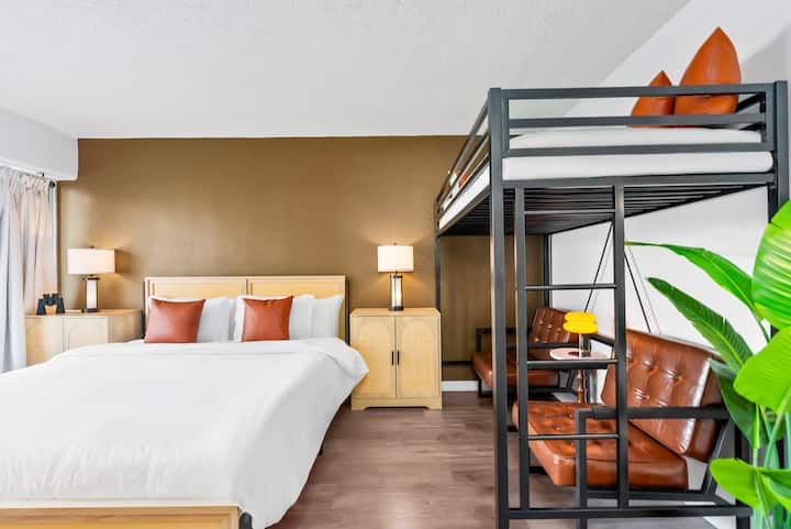 Shaka + Block To Beach + Sleeps Up To 3 Guests! - Honolulu, HI