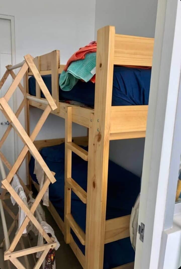 Technická miestnosť s poschodovou posteľou, kúpeľňa s toaletou