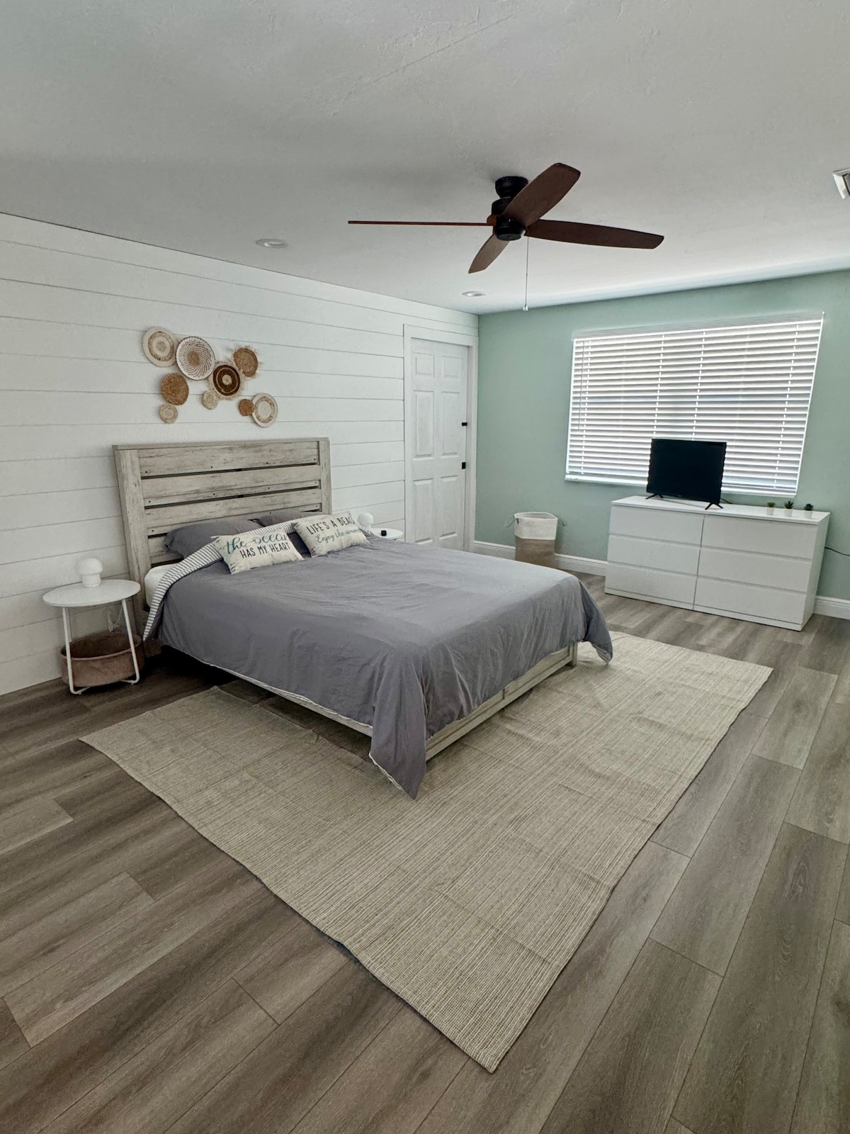 Amplio dormitorio principal con cómodo colchón.