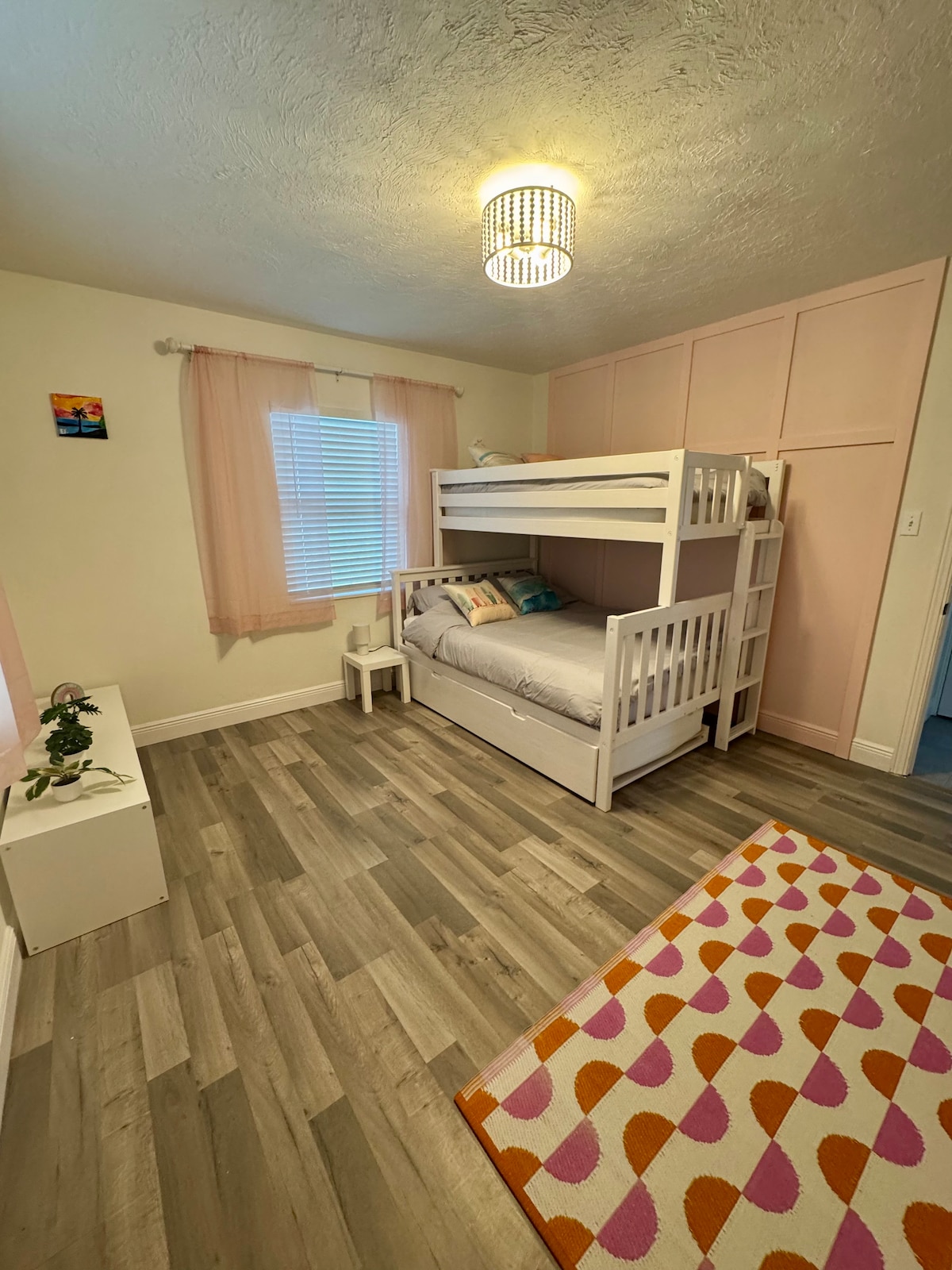 El espacioso tercer dormitorio cuenta con una litera que incluye una cama nido y tiene capacidad para 4 personas (cama doble en la parte superior, colchón de tamaño completo en el medio y cama nido doble).