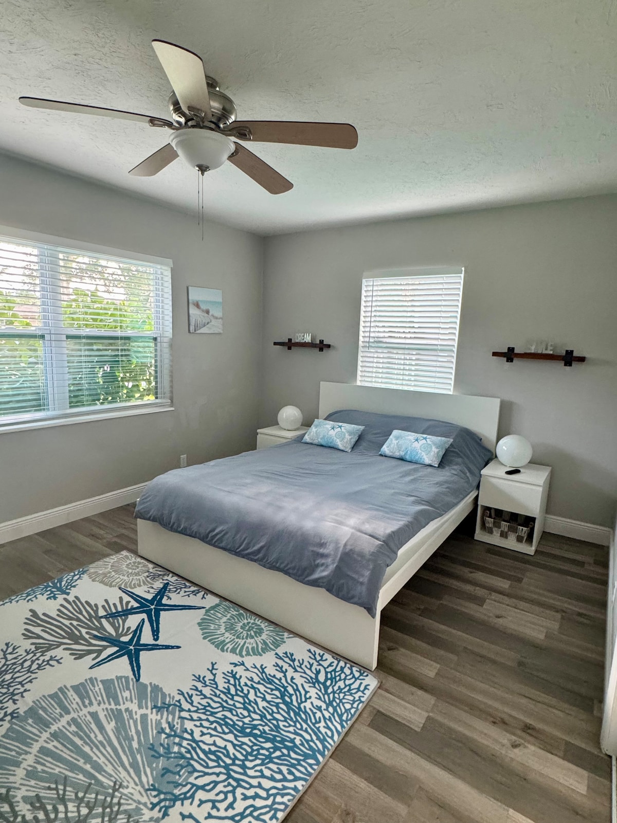 Amplio segundo dormitorio con cómoda cama tamaño queen, TV inteligente, Xbox y puf de gran tamaño para descansar.