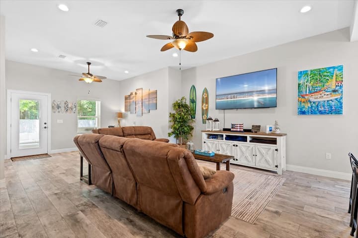 Beach Retreat W/ Hot Tub|5 Miles To Navarre Beach - Navarre, FL