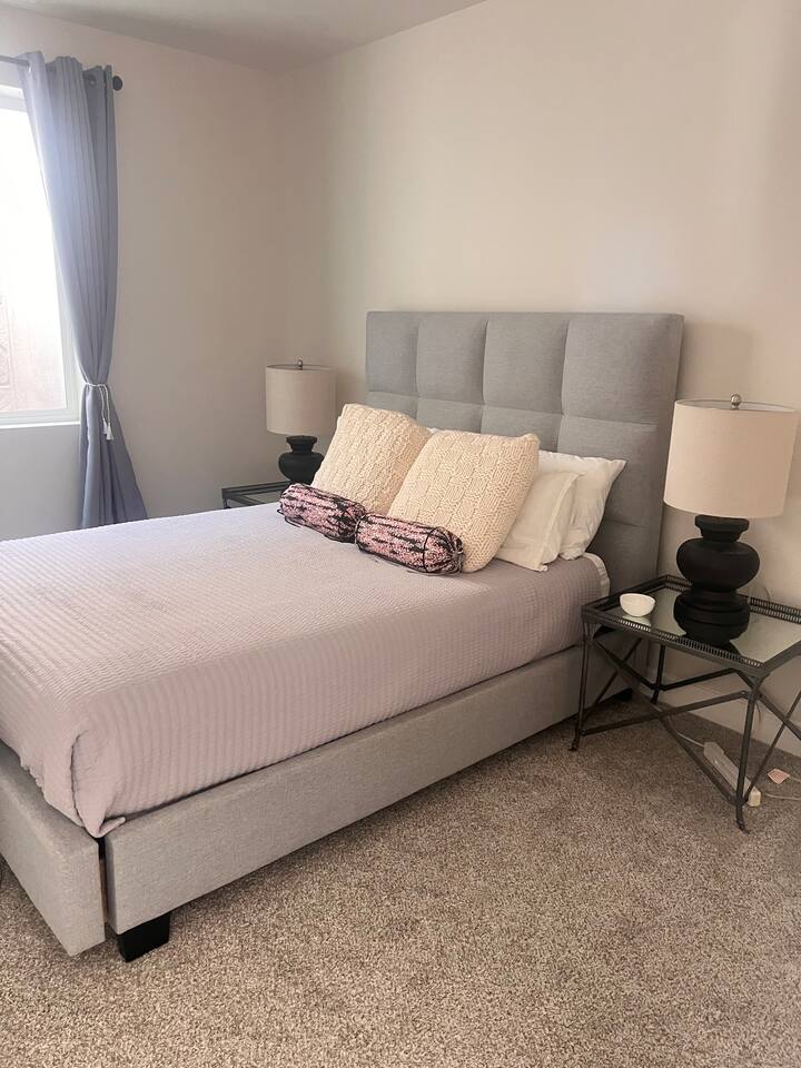 Habitación para huéspedes con cama queen Aireloom. Colchón de muy alta gama.