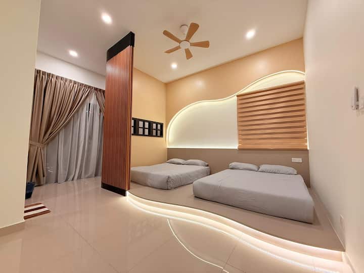 ห้องนอนที่ 1 เป็นห้องพักที่กว้างขวางและอบอุ่นพร้อมเตียงนอนสบาย 2 เตียง แสงไฟที่นุ่มนวล และบรรยากาศที่ผ่อนคลาย 