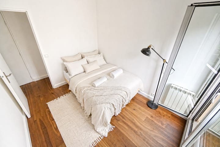 Bedroom with a double bed and desk.
Sheets and towels included.