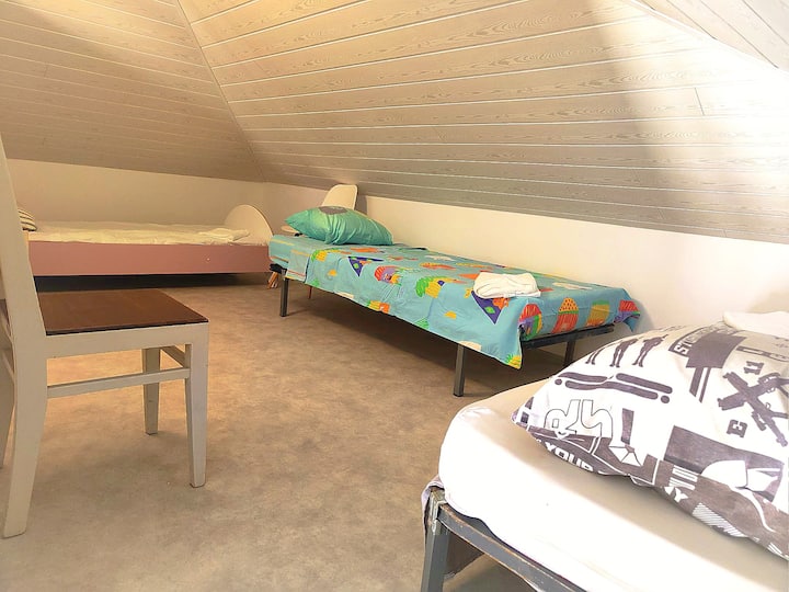 Საძინებელი 3 (13 მ2);
(15 მ2 ფერდობის ქვეშ, მათ შორის 5 მ2, სიმაღლით 1 მ80-ზე მეტი);
- გადასაკრავი კონდიციონერი.
-3 საწოლი 90x190-ში.
- სათავსო აღჭურვილობა.
- მაგიდები და საწოლისპირა სანათები.