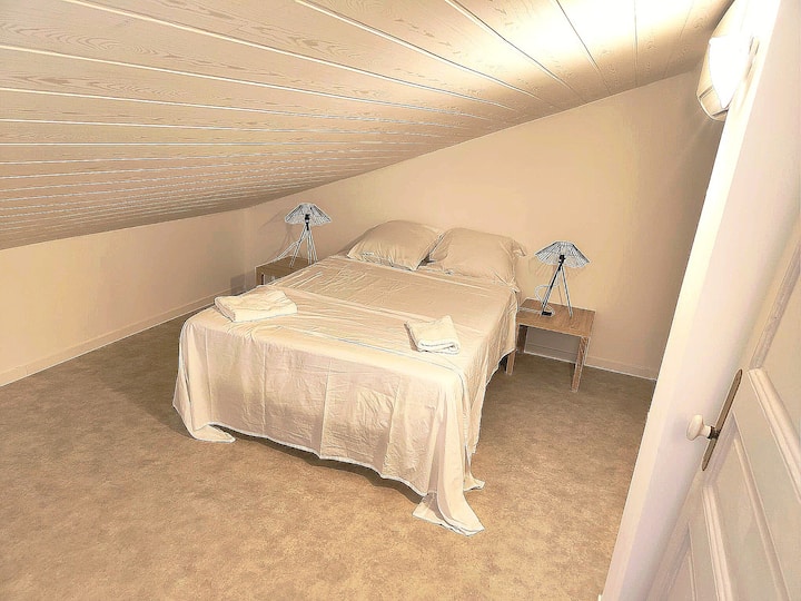 Საძინებელი 2
(18 მ2 ფერდობის ქვეშ, მათ შორის 5 მ2, სიმაღლით 1 მ80-ზე მეტი);
• მოპირკეთებული კონდიცირება
• 140 × 190 საწოლი.
•დიდი საგარდერობო ოთახი.
• მაგიდა და საწოლისპირა ლამპა.