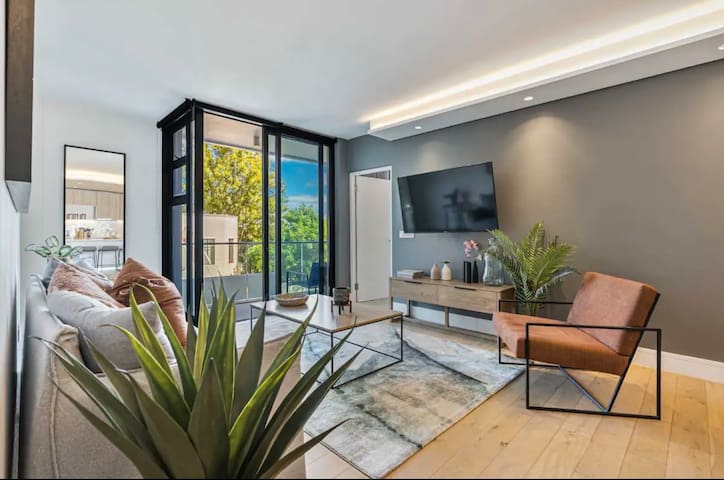 10 min Promenade Stroll: Cape Town Luxury Apt