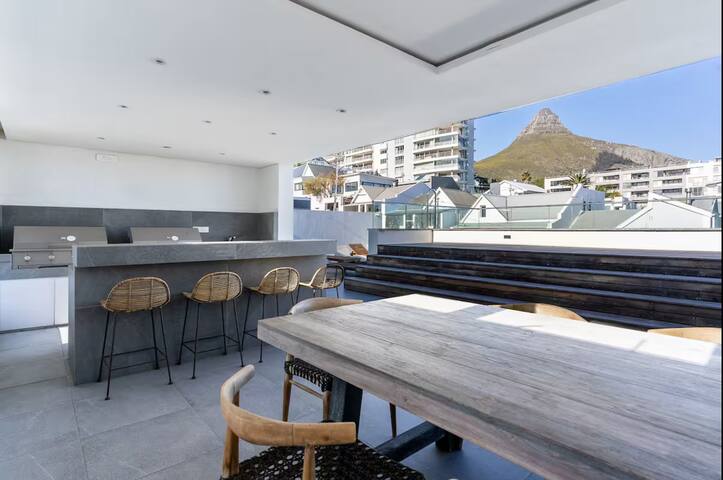10 min Promenade Stroll: Cape Town Luxury Apt gallery image 5