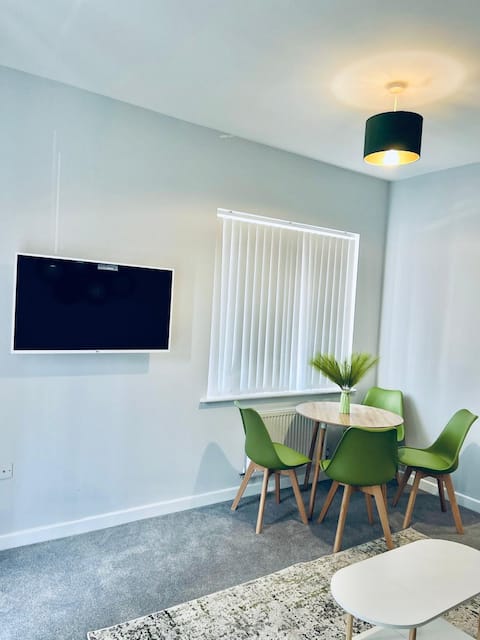 Dover Ferry Terminal 2 Flats sleep 8, Parking