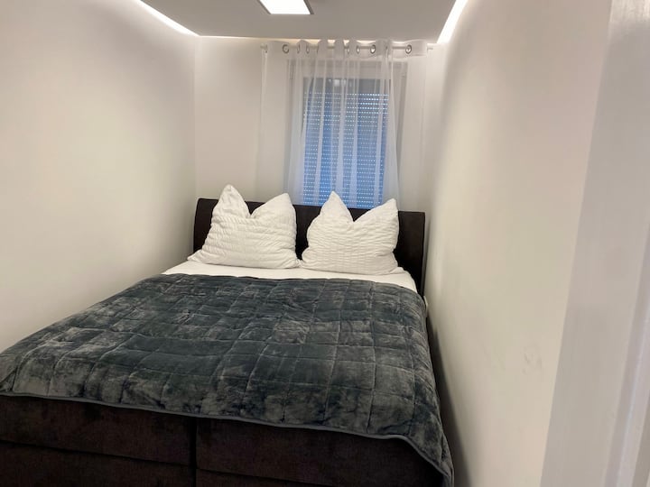 חדר השינה הוא מקום נעים אמיתי.  תרגישו בנוח על מיטת קפיצים איכותית ואל תהססו לנסות את השמיכה הכחולה. זה נותן תחושה מיוחדת מאוד של נוחות כשנרדמים.