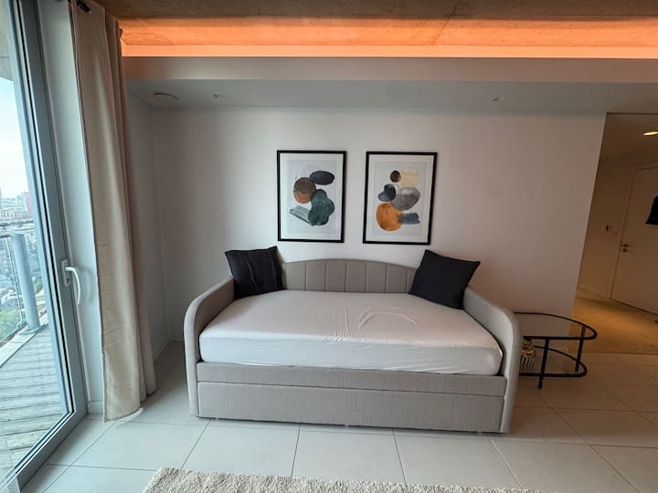 High Floor Modern 1br Views Portable Ac Parking - London