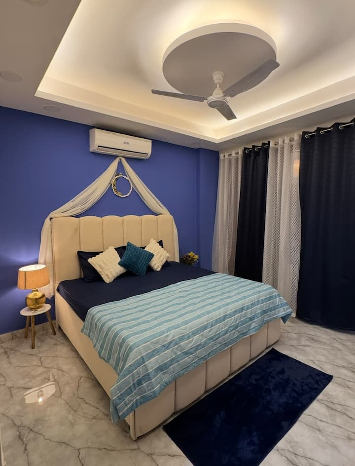 Una espaciosa habitación temática con una cama tamaño king, con capacidad para 3 huéspedes. 