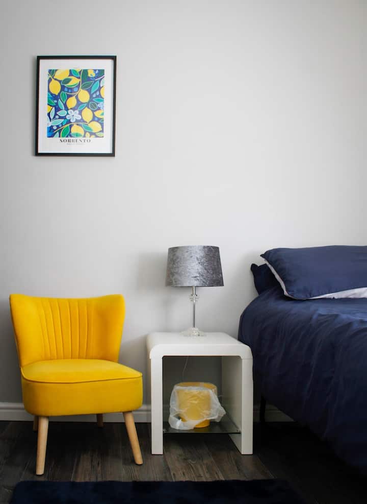 Habitación doble con cama individual azul marino, 1 de 2.