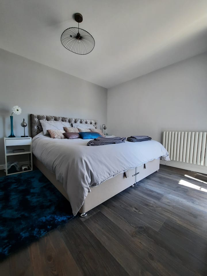 Cama tamaño super king con sábanas de algodón