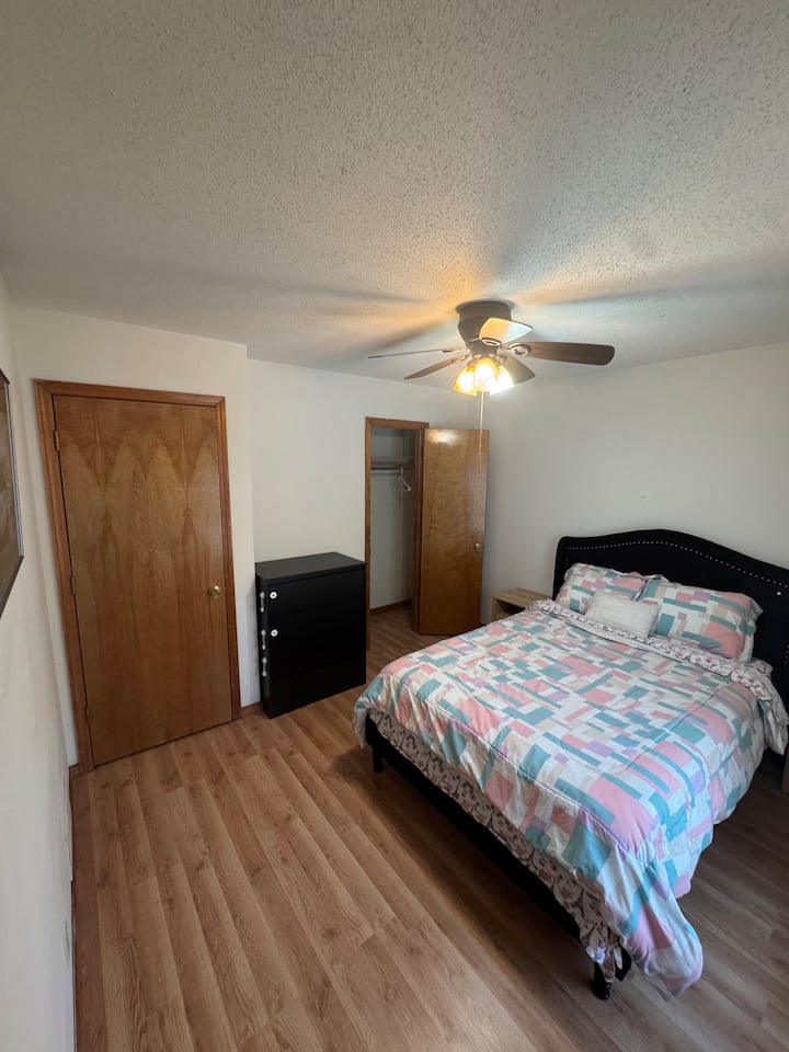 Cozy Room In Quiet Neighborhood - Leavenworth, KS