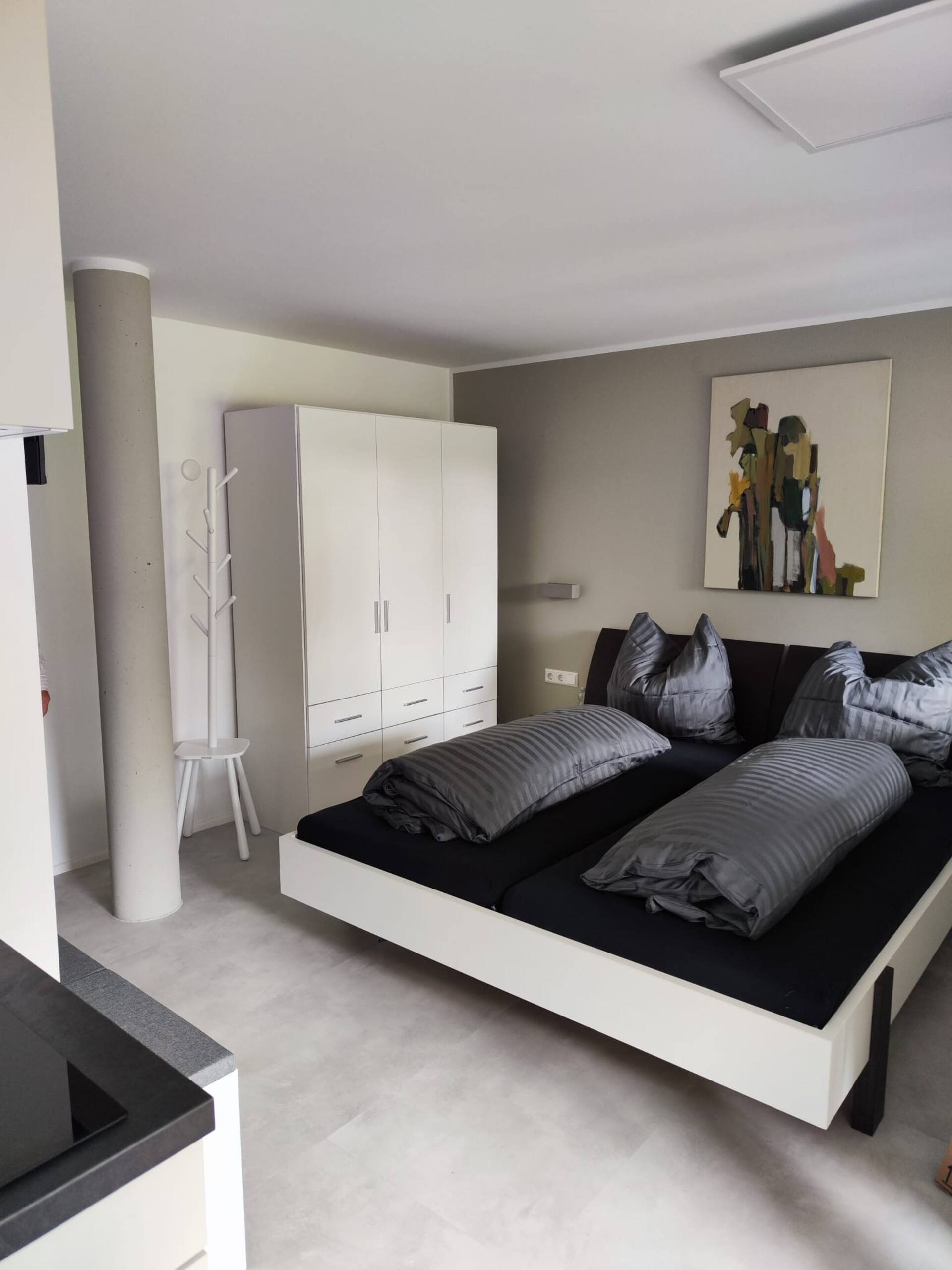 modern Studio 2 with Kitchen, Terrace+Parking